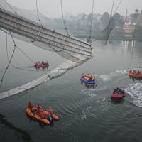 Cómo sucedió la tragedia del puente en India
