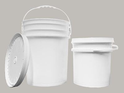 Con 1 balde plástico vacío: creá esta mesa "low cost" y minimalista que parece recién comprada en un bazar