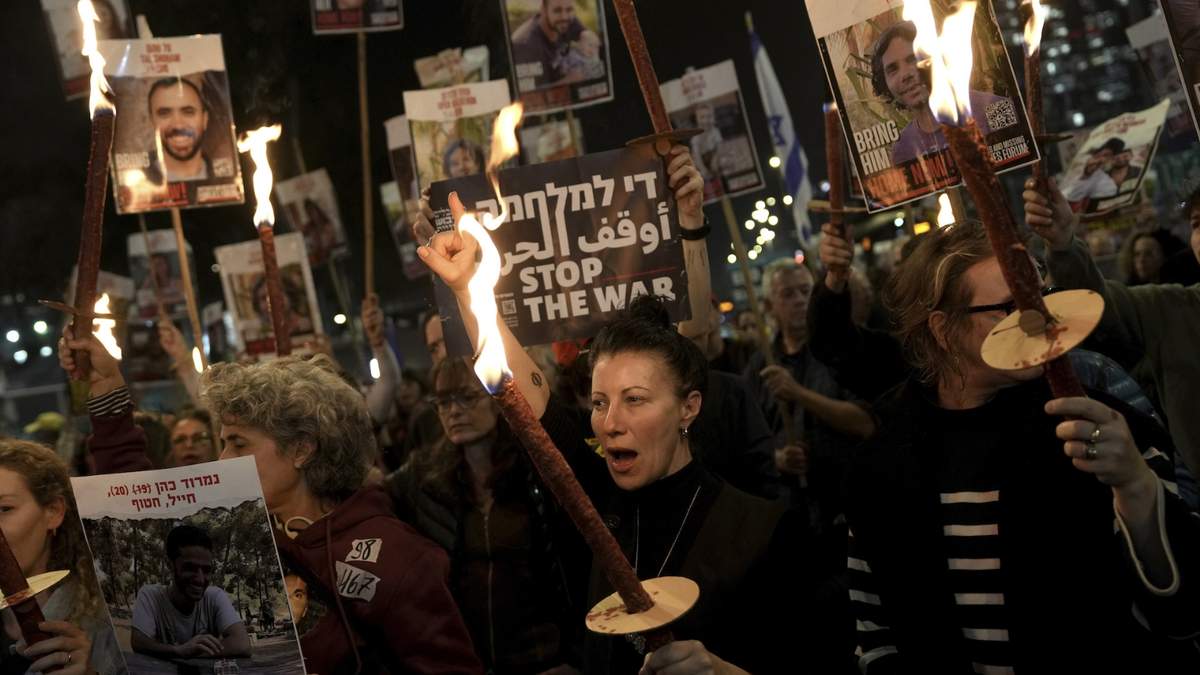 Familiares y amigos de personas asesinadas y secuestradas por Hamás y llevadas a Gaza, se manifiestan ante el anuncio de alto el fuego en Tel Aviv