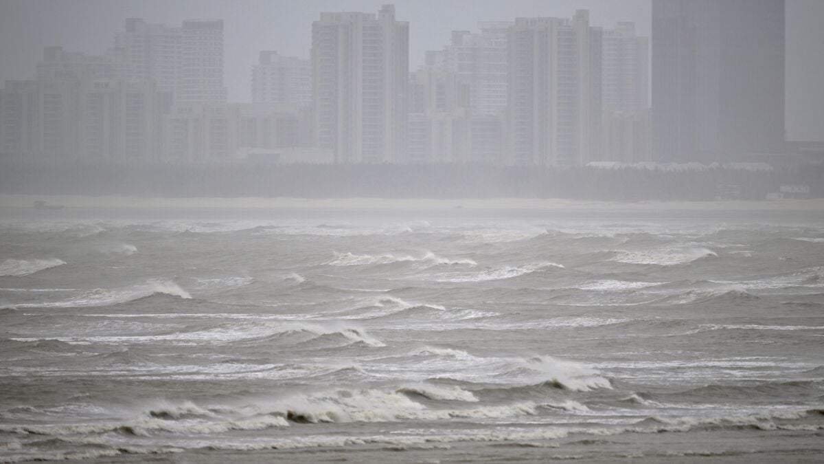 Oleaje en Fuzhou, el la provincia suroriental china de Fujian