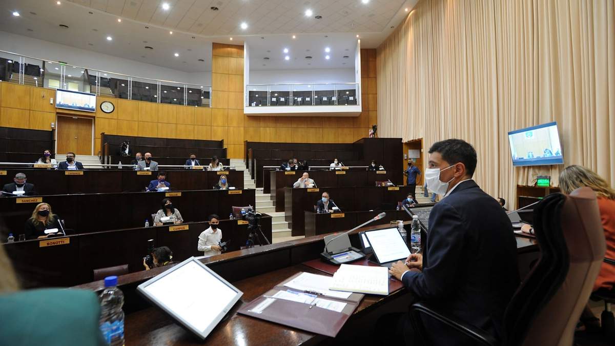 Marcos Koopmann encabeza la sesión en la Legislatura de Neuquén. Fuente: (Instagram)