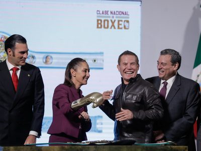 Julio César Chávez asiste a la mañanera e invita a clase nacional de boxeo