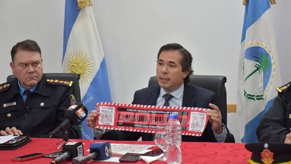 El fiscal José Gerez anunció que se clausurarán y hasta demolerán las viviendas en las que se ejerza el narcomenudeo. Fuente: (Policía de Neuquén)