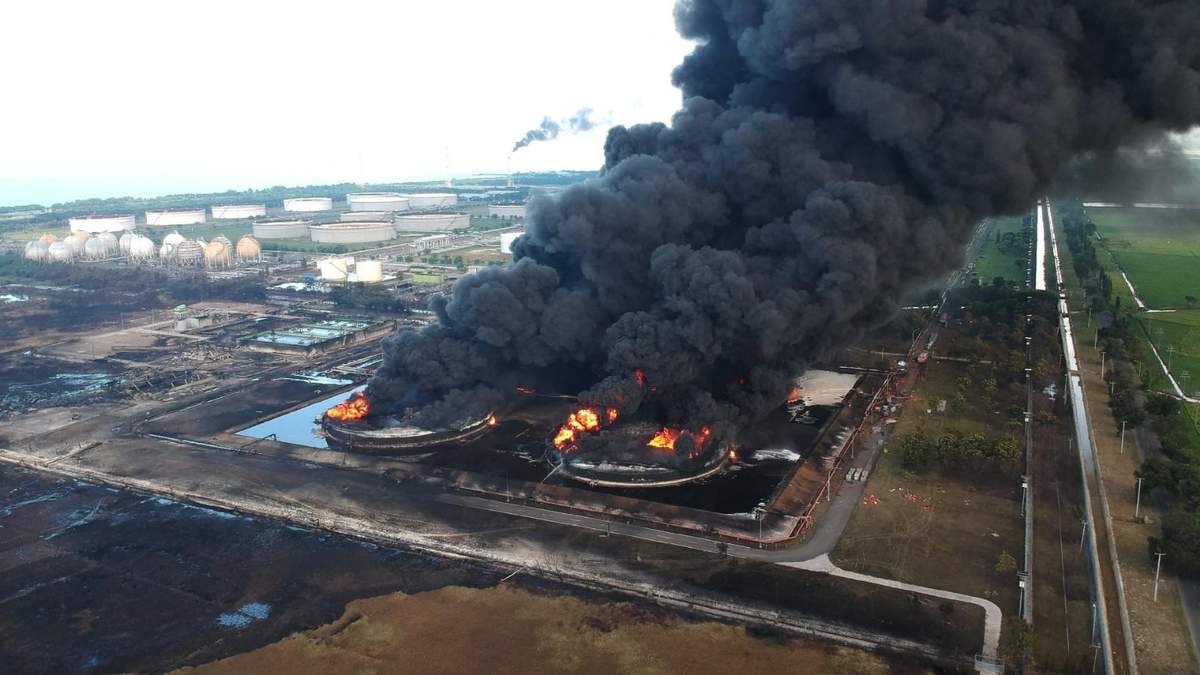 Incendio en la refinería de Java Occidental, en Indonesia. Fuente: (Twitter)
