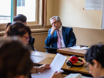 "Vacunatorio VIP": alumnos de la UBA desafiaron a Alberto Fernández a debatir si es delito
