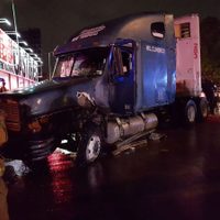 Conductor de tráiler lesiona a unas 10 personas y arrolla 14 vehículos durante una persecución