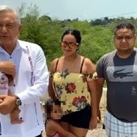 AMLO olvida sana distancia y convive con familia: carga y besa a una bebé