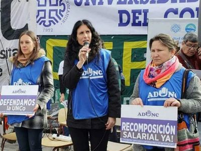 Docentes de la UNCo lograron un 47% de aumento en el salario