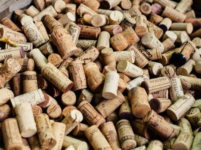 Nunca más tires los corchos de vino: creá estos coquetos portaservilletas para decorar tu mesa