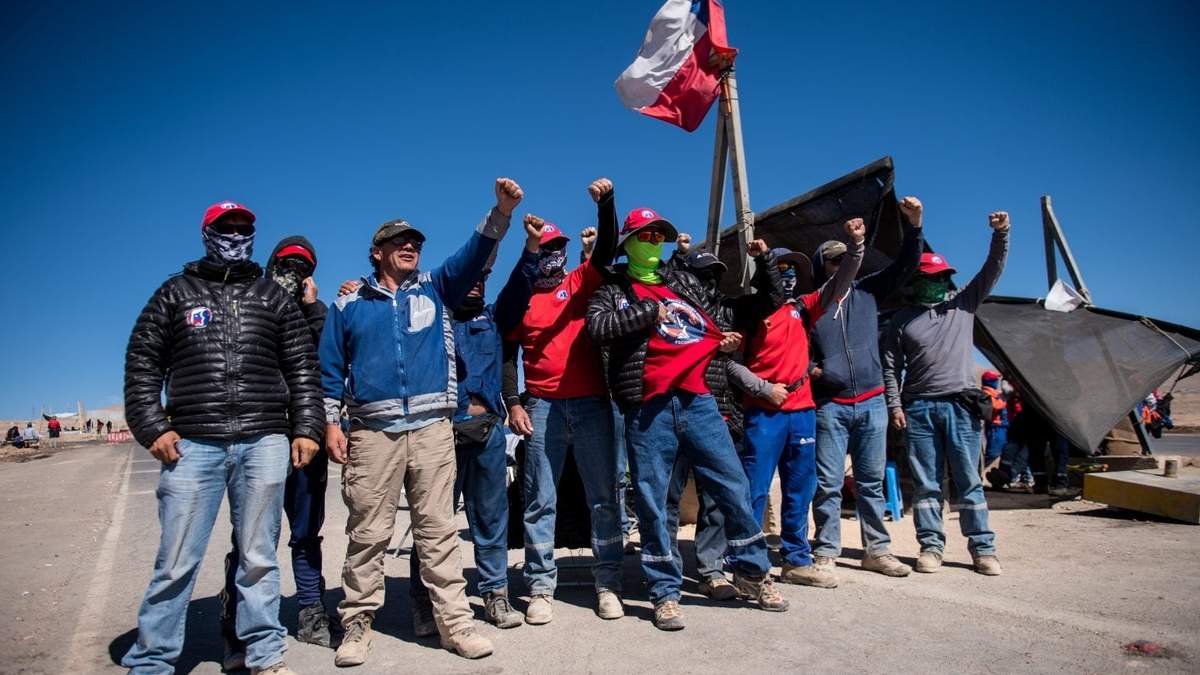 La huelga general de la mina Caserones, al norte de Chile. Fuente: (Twitter)