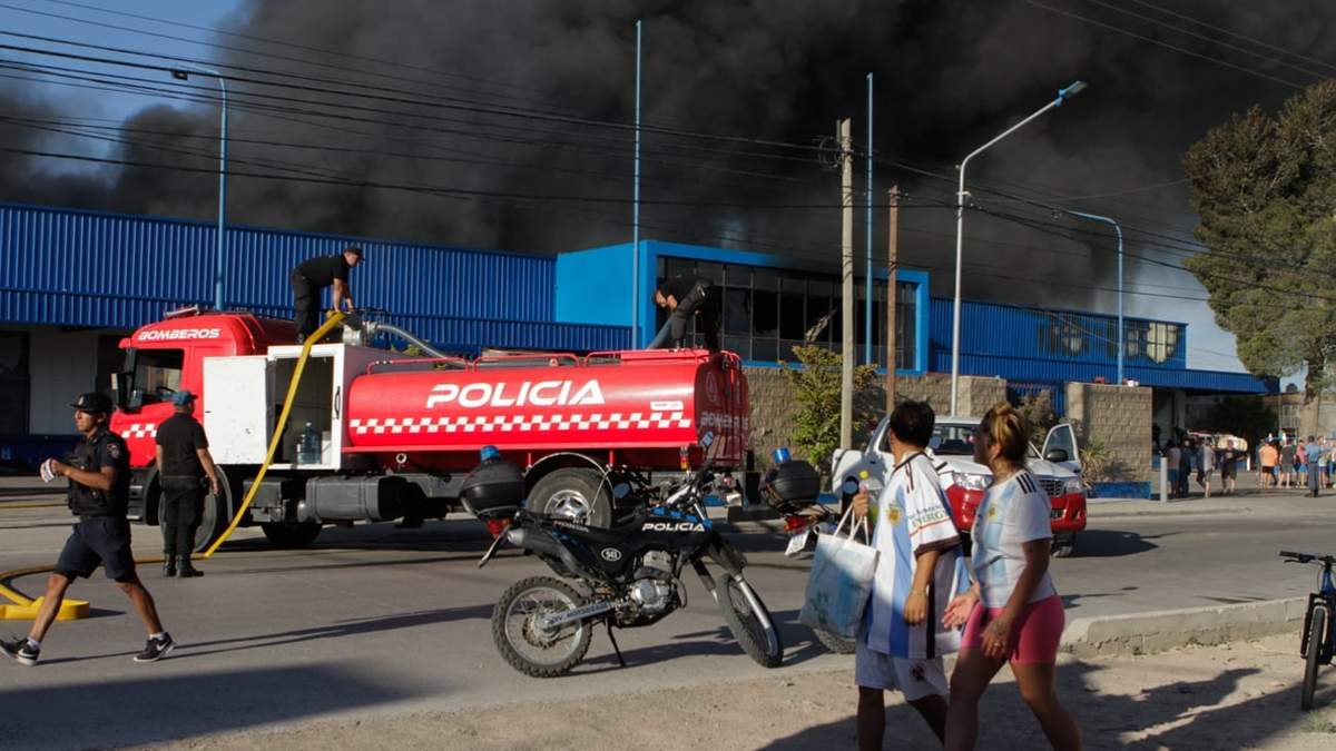 El incendio se produjo en el interior del depósito de la empresa. Fuente: (Emiliano Ortiz)