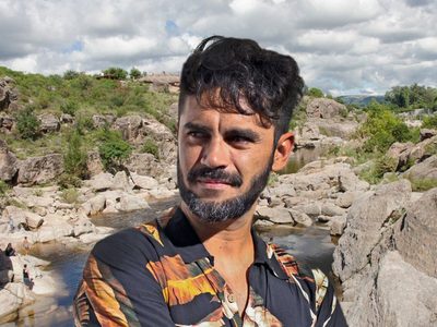 En contacto con la naturaleza, Gonzalo Heredia disfruta del paisaje cordobés con su familia