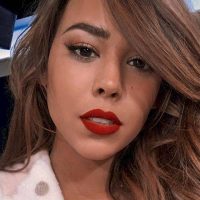 Danna Paola se puso un vestidito plateado para terminar el año y la brisa la traicionó