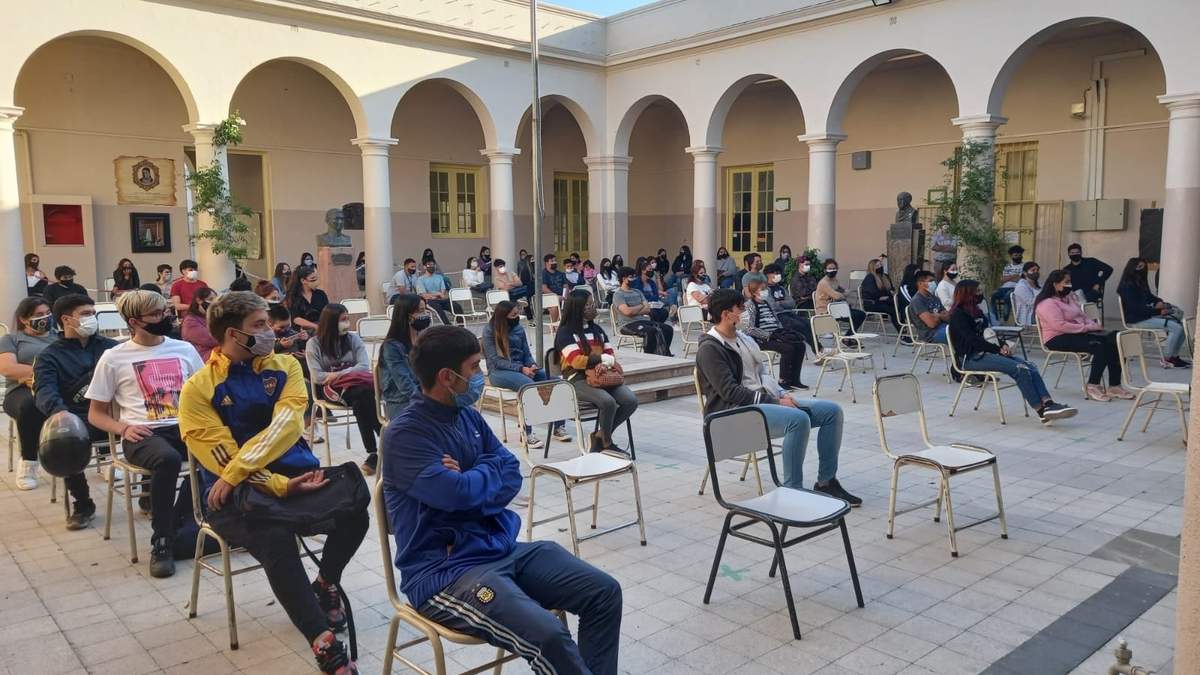 Ciudadanos durante una de las clases realizadas dentro del marco del Plan Egresar. Fuente: (Twitter)