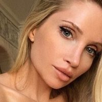 ¿No lleva nada abajo? Amanda Lee lució un vestido invisible y... ¿es lo que parece?