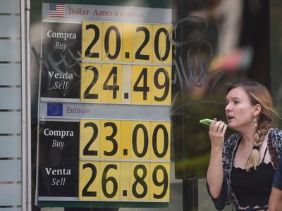 El peso acumuló en la semana una depreciación de 0.24% frente al dólar
