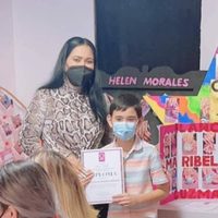 Niño de 10 años aprendió a hacer uñas de acrílico para apoyar con la cirugía de su hermano