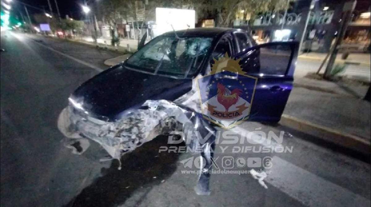 El Ford Focus impactó por detrás a la Fiat Fiorino en el semáforo. Fuente: (Policía de Neuquén)