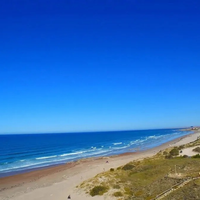 Paraíso patagónico a bajo costo: cómo llegar a la playa dorada que conquista a los viajeros