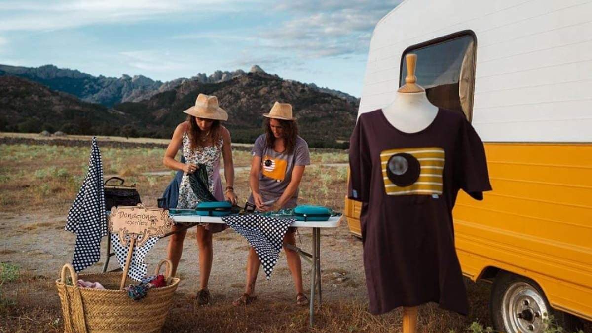 En una casa rodante, enseñan a reciclar ropa. Fuente: (Planeta Dots)