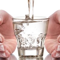 Mito o ciencia: el método del vaso de agua que promete activar tu cerebro mientras dormís