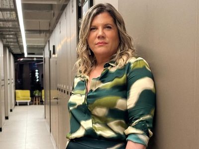 El corte con flequillo de Dominique Metzger: el look estrella del otoño que vas a querer probar