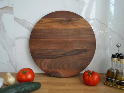 Con dos platos de madera y tapas de frascos, armá este genial proyecto para decorar tu mesa