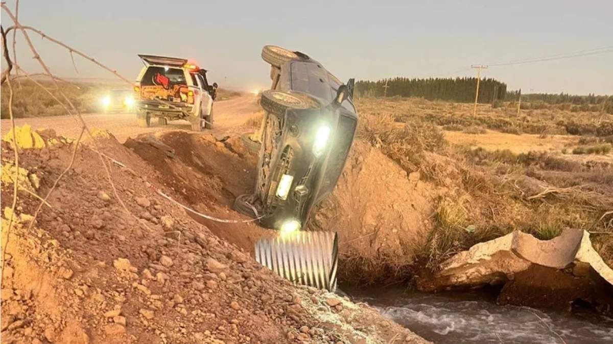 Así quedó el auto volcado Fuente: (Realidad Sanmartinense)