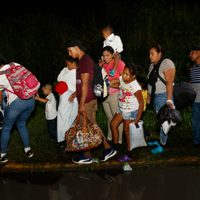 Desafía nueva caravana de migrantes hondureños y cruza a Guatemala rumbo a EU