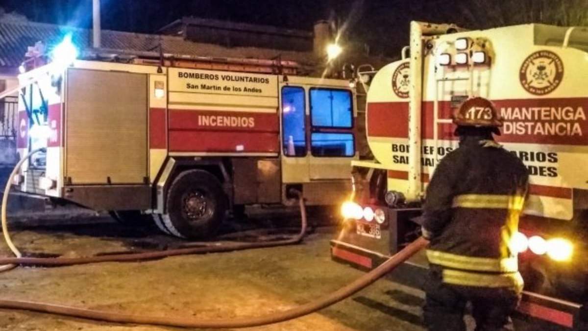 Varias dotaciones de San Martín de los Andes concurrieron al incendio. Fuente: (Ilustrativa - Facebook)