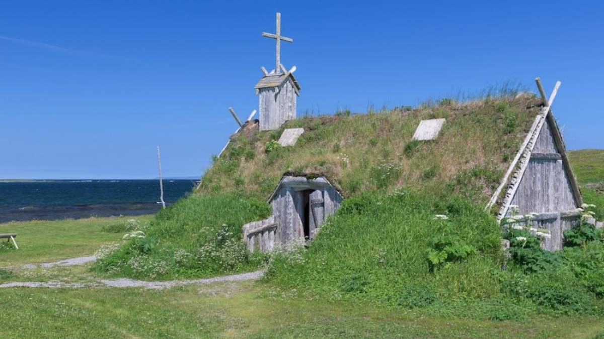 Edificios idénticos a los ocupados por los vikingos en Islandia y Groenlandia han sido desenterrado en l'Anse-aux- Meadows, Terranova
