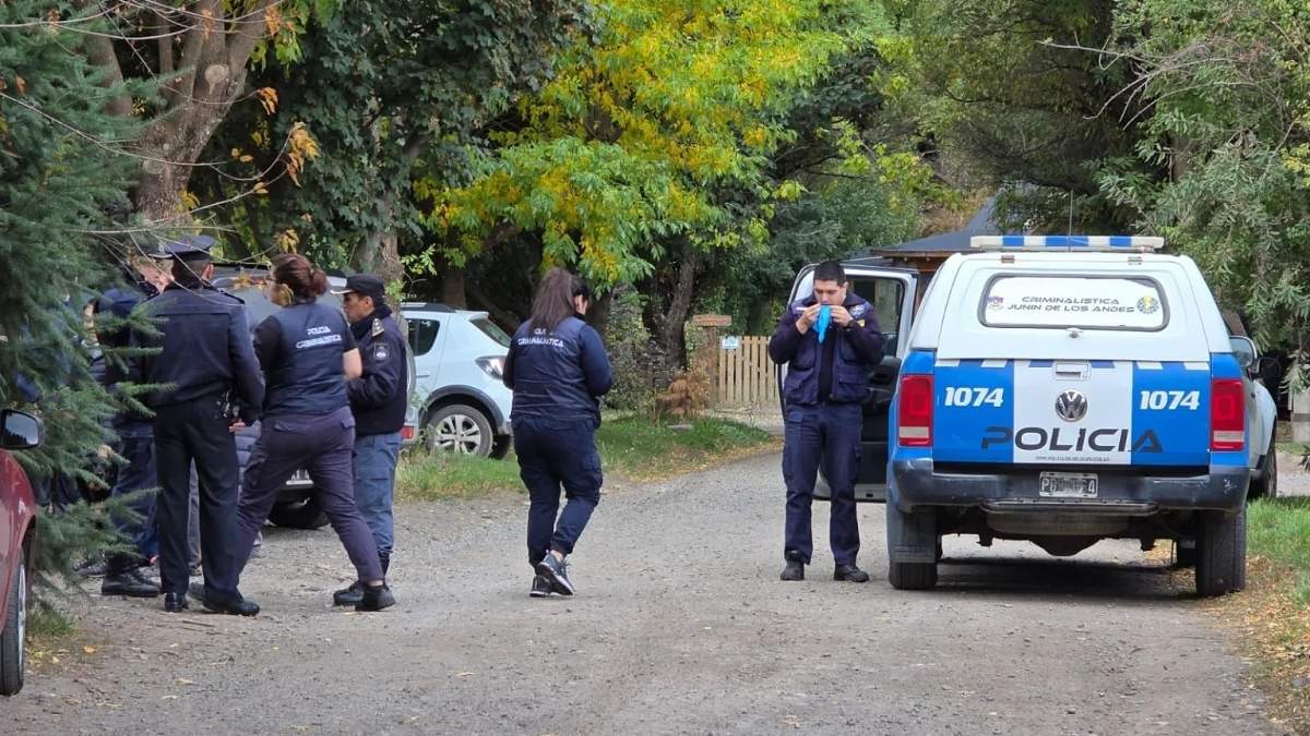 La Policía frente al domicilio donde fue encontrado muerto el matrimonio. Fuente (RSM)