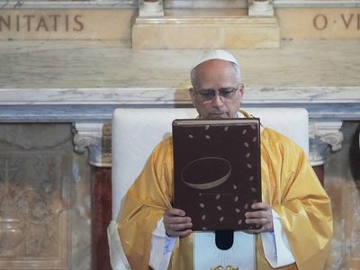 Ante críticas a Trump, el papa León XIV insiste: el mundo necesita escuchar un mensaje de paz