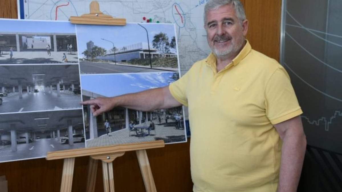 Alejandro Nicola muestra el proycto de nuevo estacionamiento. Fuente: (Neuquén Capital)