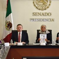 El ministro Arturo Zaldívar entrega al Congreso un proyecto para crear la ley sobre feminicidio