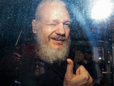 Un falso rumor de que Donald Trump indultaría a Julian Assange revolucionó las redes