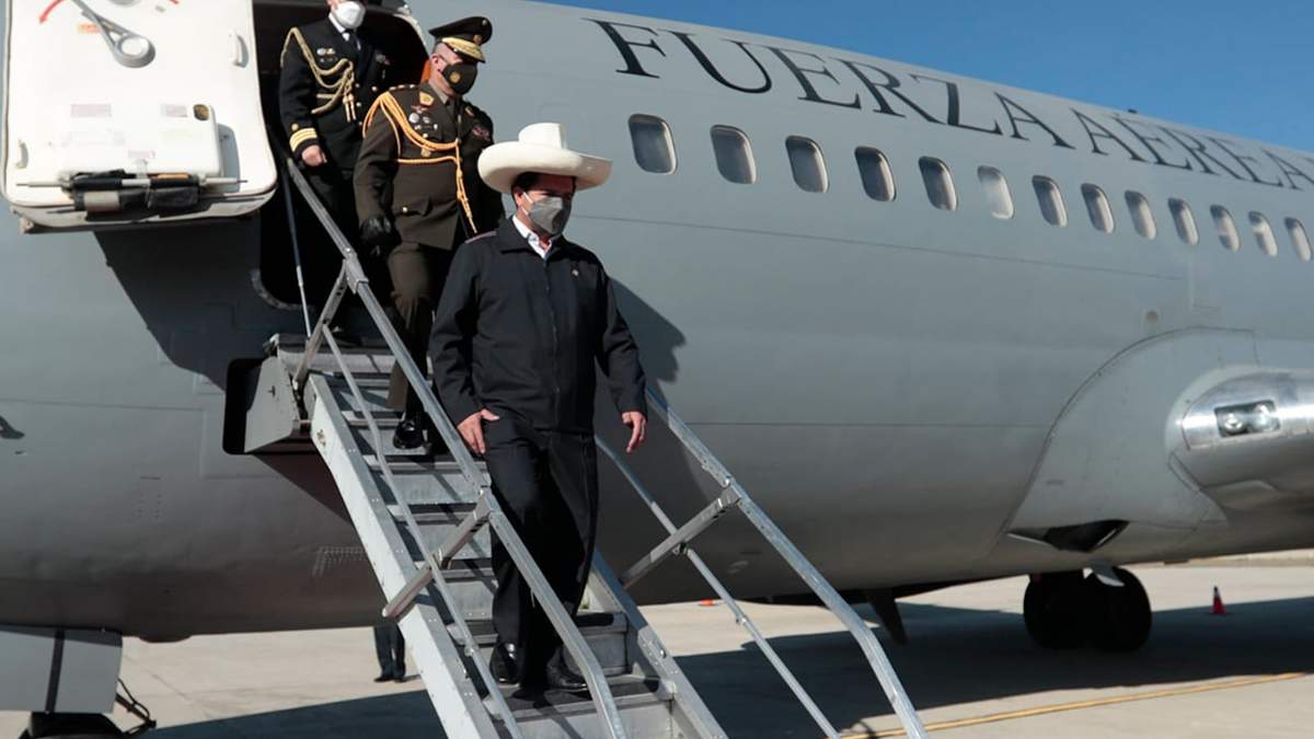 El presidente de Perú, Pedro Castillo, baja del avión presidencial. Fuente: (Twitter)
