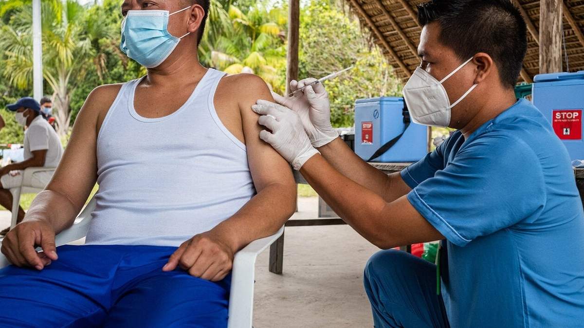 Un enfermero costarricense aplica una vacuna contra el coronavirus en una zona rural. Fuente: (Twitter)