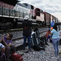 México promete poner retenes para disuadir a migrantes de subirse a trenes de carga rumbo a EU