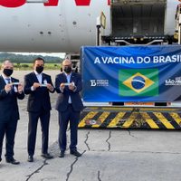 Vacunas en Brasil: llegaron insumos para fabricar un millón de dosis