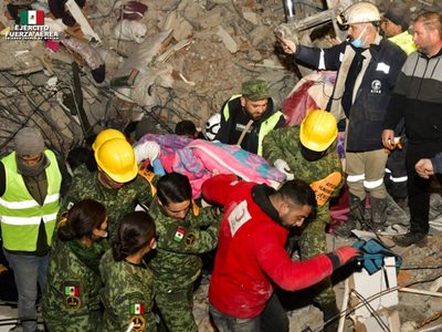 Elementos de la Sedena rescatan a mujer con vida tras terremotos en Turquía (Video)