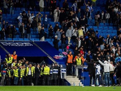 LaLiga denunciará violenta invasión de campo del Espanyol que impidió a Barcelona celebrar su título
