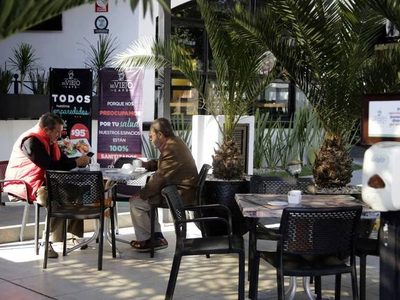 Restaurantes, cafeterías y bares podrán establecer de nuevo áreas para fumar, confirma Canirac