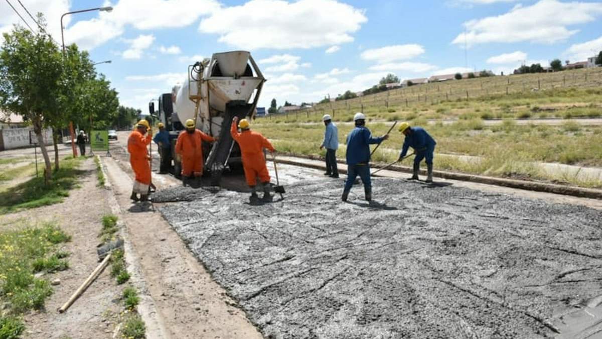 Momento trascendente del hormigonado sobre la avenida Cañadón. Fuente: (Twitter)