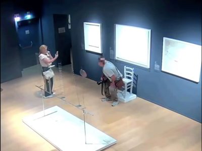 Turista destruye silla de cristales Swarovski dentro de un museo por tomarse una foto (Video)