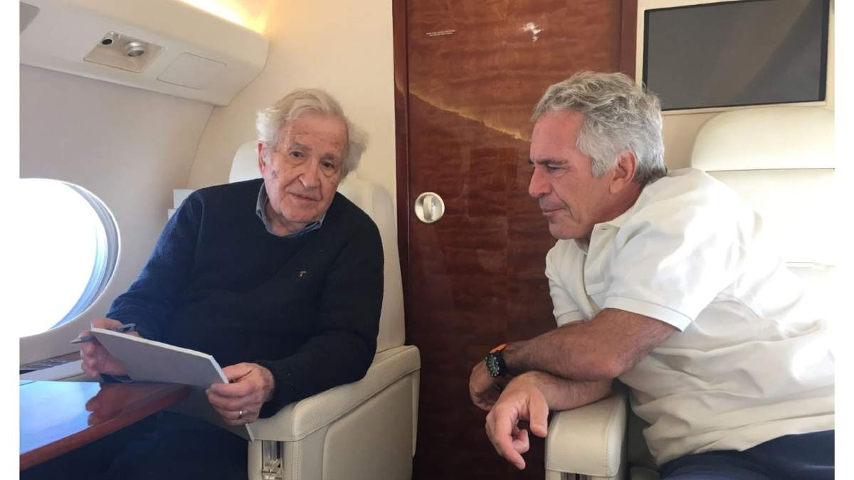 Esta foto sin fecha, publicada por los demócratas del Comité de Supervisión de la Cámara de Representantes el jueves 18 de diciembre de 2025, muestra a Jeffrey Epstein conversando con el lingüista Noam Chomsky