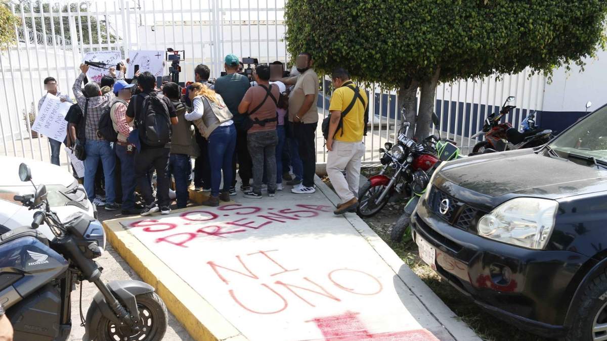 Periodistas guerrerenses se manifestaron afuera de la FGR en Chilpancingo el 31 de octubre para exigir justicia por el asesinato del periodista Mauricio Cruz en Michoacán