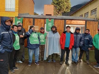 Auxiliares de servicio denuncian “maltrato y aprietes” en el Distrito Escolar IX