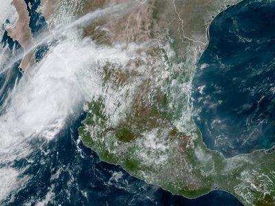 Tormenta tropical "Ileana" avanza sobre el sur del Golfo de California con fuertes lluvias