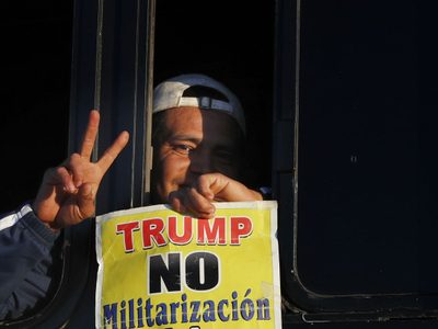 Nuevos grupos de la caravana migrante cruzan Sonora con rumbo a Tijuana